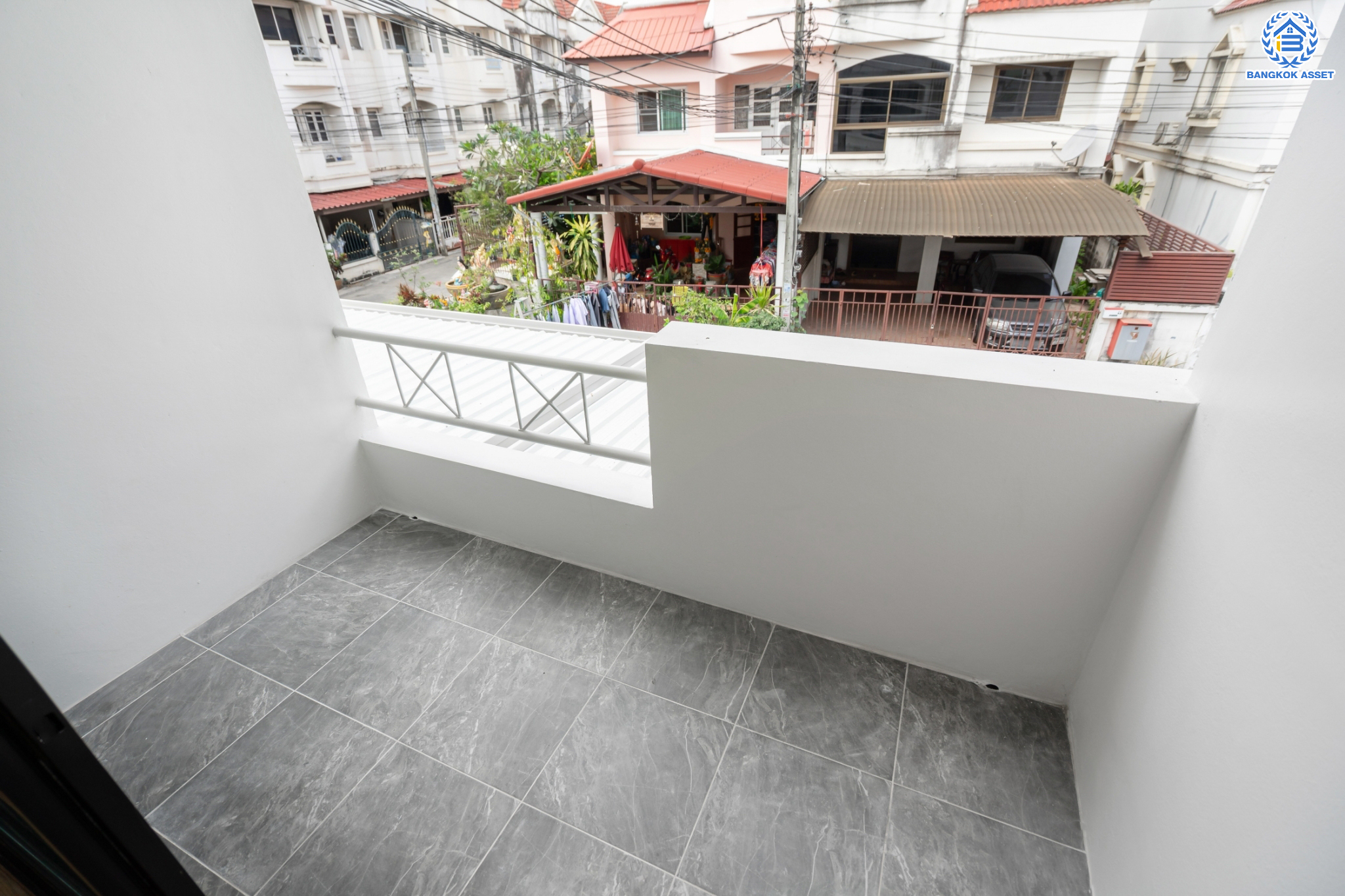 บ้านมือสองตกแต่งใหม่ ม.บ้านสวน5 กลางเมือง พิบูลย์สงคราม บ้านแฝด 3 ชั้น พร้อมอยู่ เนื้อที่ 32.9 ตร.ว. ฟังก์ชัน 4 ห้องนอน 3 ห้องน้ำ จอดรถได้ 2 คัน บนสุดยอดทำเล! เชื่อมถนนพิบูลย์สงคราม, วงศ์สว่าง, นครอินทร์ และติวานนท์ ใกล้จุดขึ้นทางด่วนศรีรัช-วงแหวนรอบนอก และรถไฟฟ้า "สถานีแยกติวานนท์"